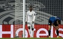 Vinicius terminó en la portería en vez del balón. Foto: AFP