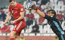 Nahuel Guzmán no quiso quedarse con la bronca por el gol del Bayern Munich. (FOTO: AFP)