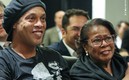 Dinho junto a su madre hace algunos años. Foto: Atlético Mineiro.