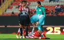 El jugador de los Rayos quedó tirado en el campo; el arquero se disculpó y el árbitro no consideró falta. Foto: Imago7