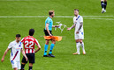 El dron fue utilizado para protestar contra que Bilbao sea sede de la Euro. (FOTO: EFE)