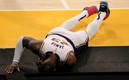 LeBron fue al suelo tras la lesión. Foto: AFP