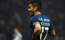 Tecatito festejó el triunfo con su equipo. (Foto: AFP)