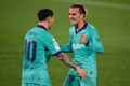 Messi y Griezmann festejaron la fantástica anotación. FOTO: AFP.