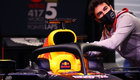 Checo Pérez, inspeccionando su próximo bólido. (Red Bull)