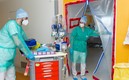 Los médicos franceses siguen afrontando la batalla contra la pandemia. FOTO: AFP.
