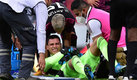 Luis Malagón fue retirado en ambulancia del Estadio Jalisco. (Mexsport)