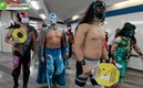 Los gladiadores hacen recorridos en las distintas estaciones del metro. FOTO: @InjuveCDMX