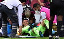 Luis Malagón fue sacado del campo en camilla. (Foto: Mexsport)