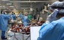Imagen de una sala de emergencia llena de pacientes covid-19 en Porto Alegre, Brasil. Foto: AFP