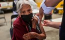 Se mantiene la vacunación para adultos mayores en México. Foto: AFP