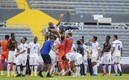 Falero fue levantado en hombros por los jugadores. Foto: Imago7
