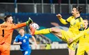 El momento de la soberbia intervención de Ibra para el pase a Augustinsson quien marcó el 1-0. Foto: Twitter Federación Sueca.