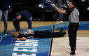 Bert Smith se desplomó en pleno juego de la NCAA en Indianápolis (AFP)
