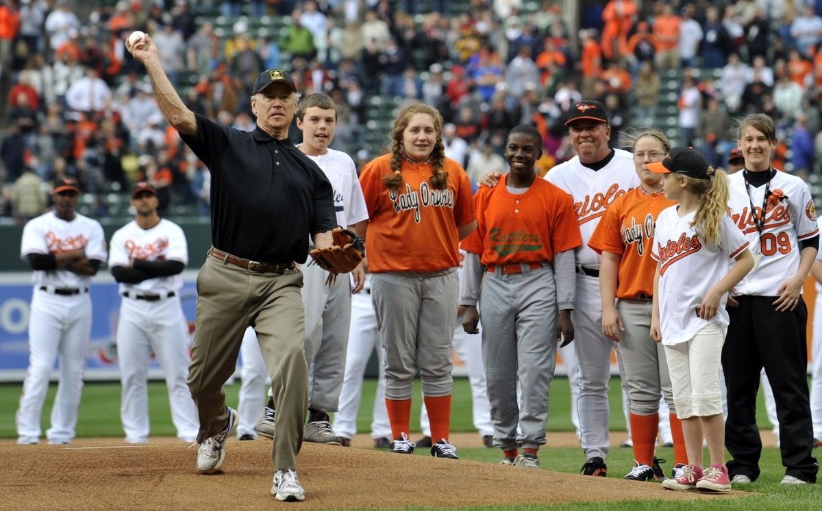 Joe Biden lanzó la primera bola en un juego de los Orioles en 2009. (Foto: AP)