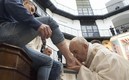 Antes de la Pandemia, el papa realizaba este rito con presos o refugiados en diversos lugares. Foto: AFP
