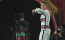 Cristiano no aguantó el enojo y tiró el gafete. (FOTO: AFP)