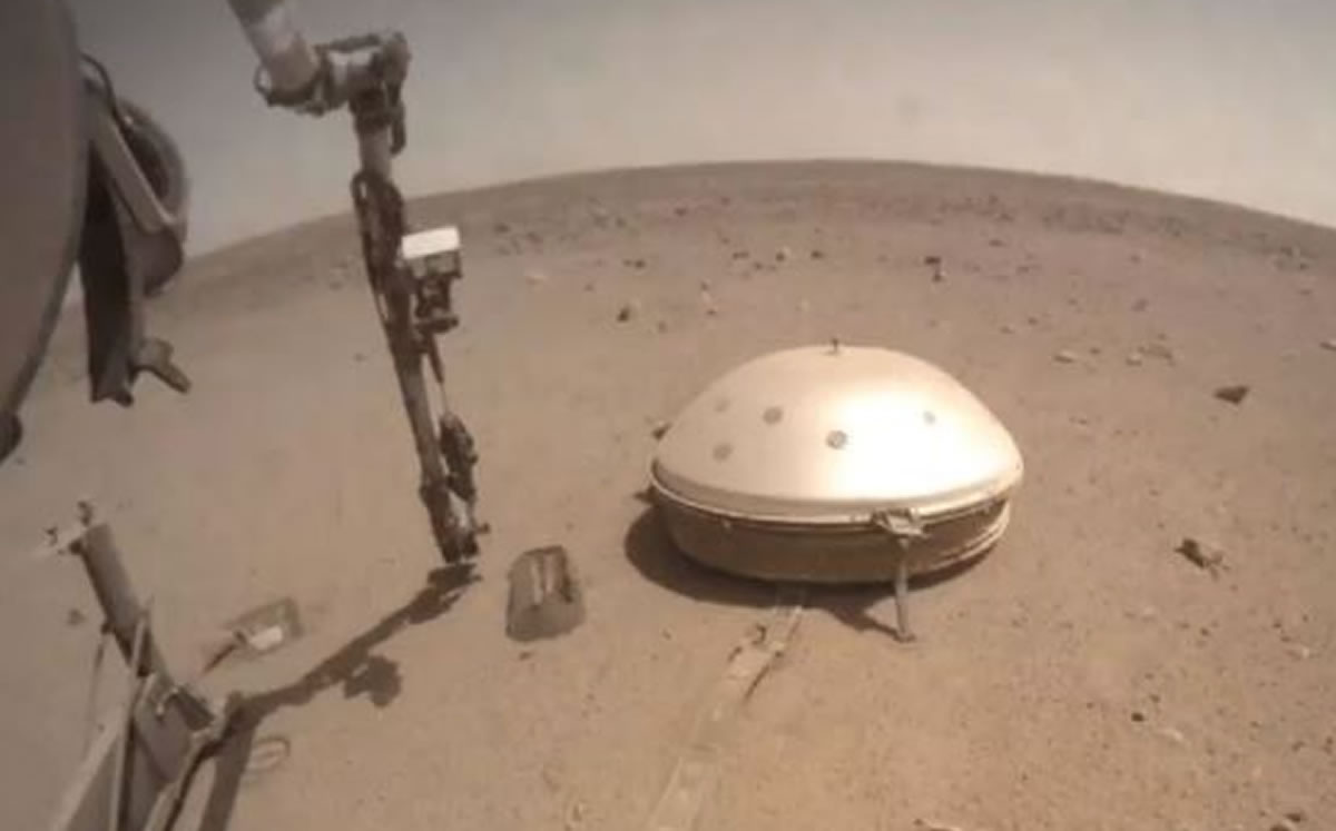 Insight mueve tierra como preparación para tapar la conesión con su sismómetro.