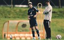 Raúl Jiménez y su estratega en una práctica con los Wolves. FOTO: @Wolves