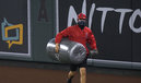 La afición de los Angels arrojó botes de basura a los jugadores de los Astros. (AFP)