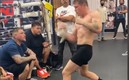 Andy Ruiz, atento a las indicaciones del Canelo.