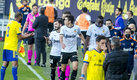 Diakhaby (izq) abandona la cancha junto a sus compañeros. (Foto del Club Valencia)