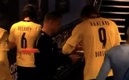 Erling Haaland dio autógrafos al juez de línea. (Captura)