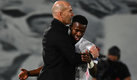 Vinicius recibe abrazo de Zidane tras su segundo gol ante Liverpool. (AFP)