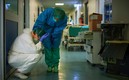Los médicos en los hospitales de Italia se encuentran cansados de luchar contra el coronavirus. Foto: AFP