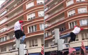 El aficionado se tiró del semáforo para animar a su equipo. (FOTO: Captura)