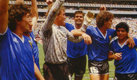 Ruggeri y Maradona (derecha) tras eliminar a Inglaterra en el Mundial 1986. (Foto del sitio: La Voz Argentina)