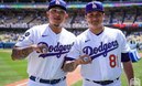 Julio Urías y Víctor González con su anillo de Campeón de la MLB (FOTO: Dodgers)