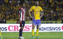 Salcido no se guardó nada y tiró fuerte contra André Pierre Gignac (FOTO: Imago7)