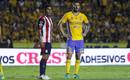 Salcido no se guardó nada y tiró fuerte contra André Pierre Gignac (FOTO: Imago7)