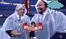 Michael Cole y Samoa Joe, los comentaristas durante la tormenta en WrestleMania. (Foto de WWE)