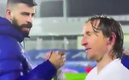 Modric calentó a Piqué (Captura)