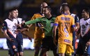 Ramos Palazuelos tuvo que detener a los jugadores americanistas quienes se fueron encima de Carioca. Foto: Imago7