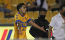 Carlos Salcedo salió muy molesto tras la expulsión. (Foto: Imago7)