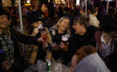Los bares y restaurantes en Inglaterra pueden abrir terrazas. (FOTO: AFP)