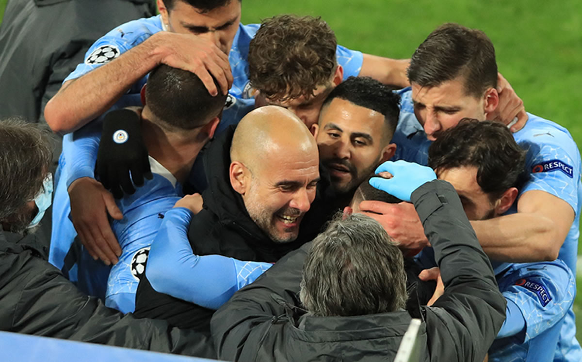 El gol que aseguró el pase y que festejaron en el banquillo con Pep. (AFP)