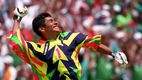 JORGE CAMPOS. Figura e ícono mundial de los años 90. Sus indumentarias, sus atajadas y sus goles (cuando jugaba de delantero) lo hicieron una leyenda