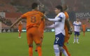 El mexicano se lio a empujones con un jugador del Dynamo (Captura)
