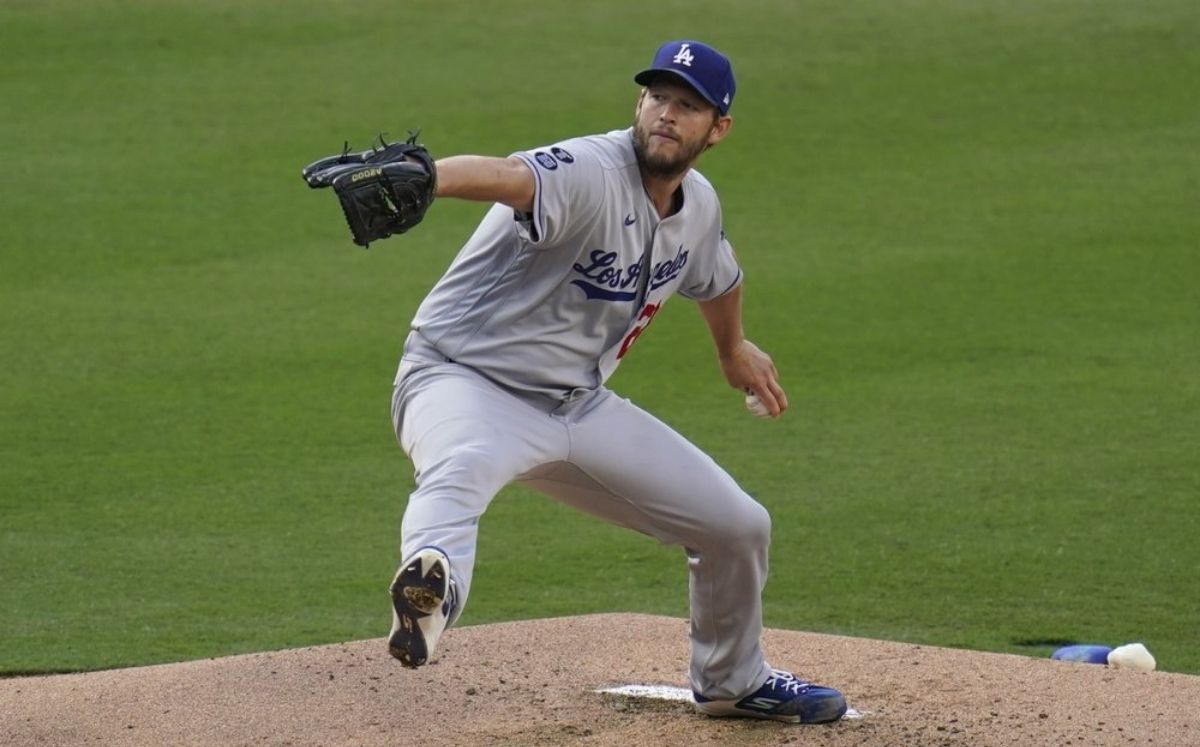 Clayton Kershaw ganó su tercera apertura seguida en la octava victoria en fila de los Dodgers. (Foto: AP)