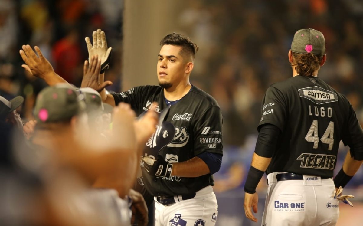 Víctor Mendoza reportó por octavo año con los Sultanes de Monterrey. (Foto: @SultanesOficial)