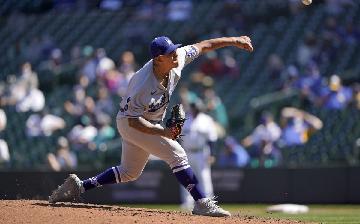 Julio Urías rompió su marca personal de ponches establecida en abril de 2019. (Foto: AP)