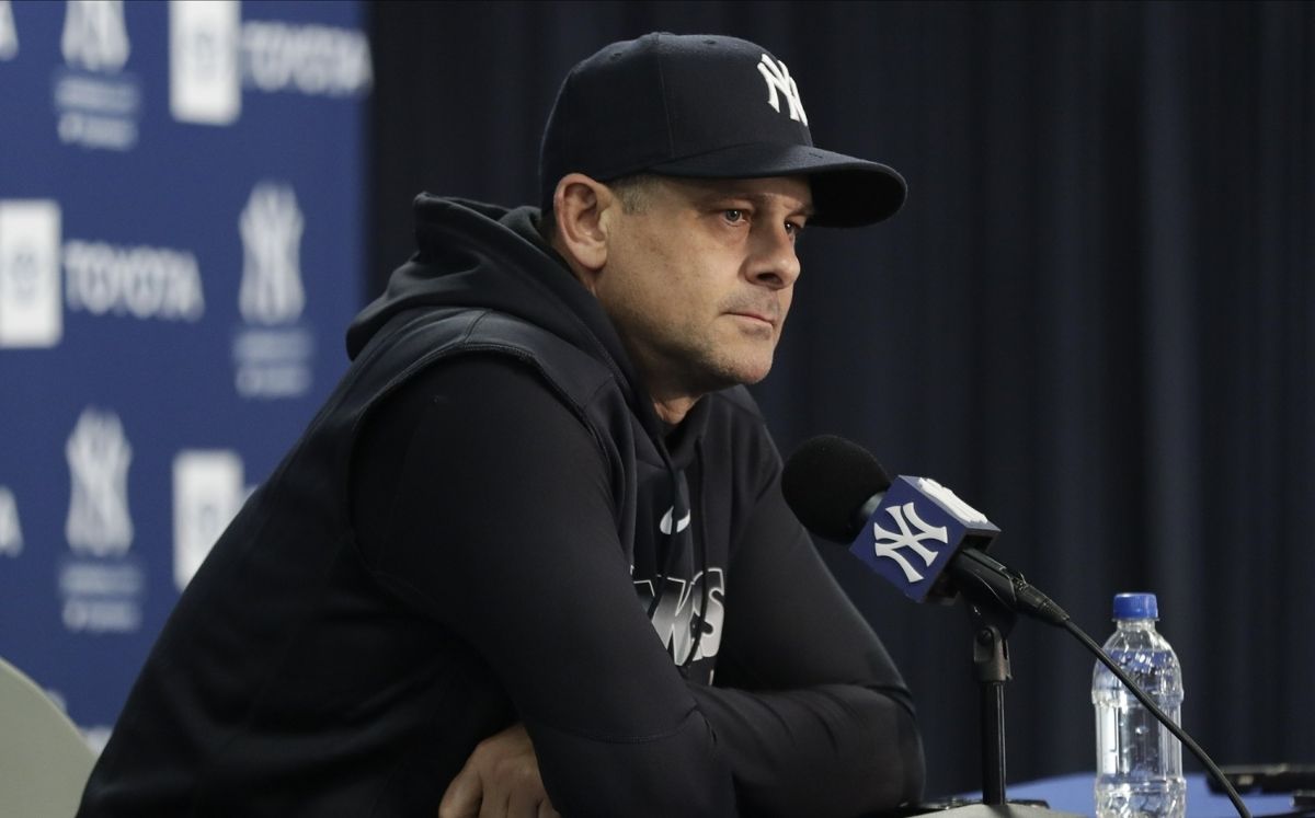 Aaron Boone y los Yankees tienen el peor equipo de la Liga Americana después de 17 juegos. (Foto: AP)