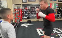 Canelo enseña a Dylan Capetillo a hacer fintas.