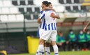 Tecatito se abraza con Mehdi luego de la anotación del iraní a pase del mexicano. Foto: Porto FC