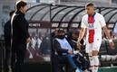El astro francés salió de cambio; el DT Pochettino señaló que el golpe no es de cuidado. Foto: AFP