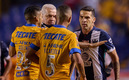 Aguirre aparentemente sólo quiso separar a Carioca de Celso. (Foto: Mexsport)